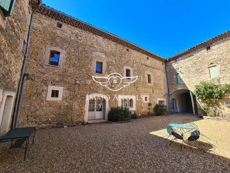 Mas - 896 m² - 29 pièces