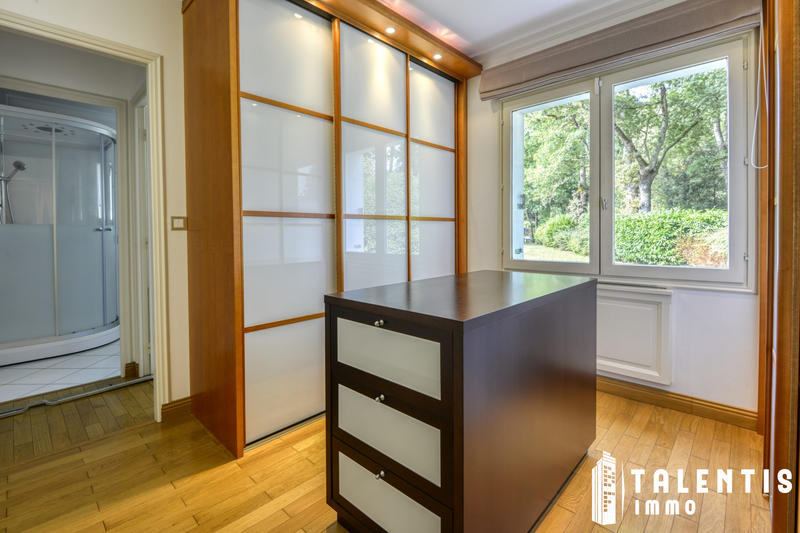 Maison - 342 m² - 12 pièces