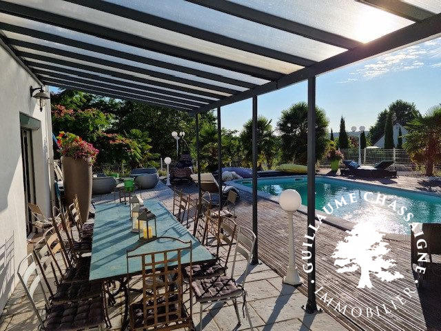 Maison traditionnelle - 336 m² - 10 pièces