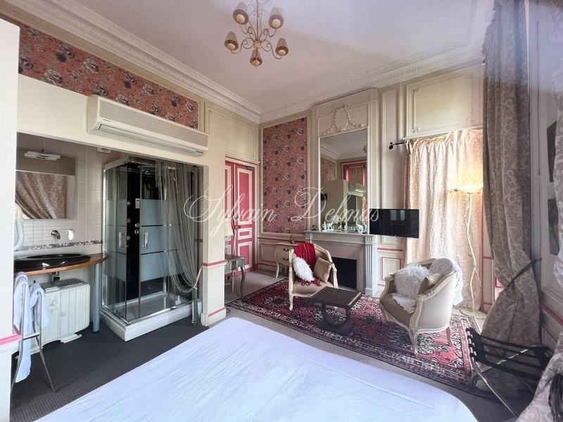 Demeure - 2 000 m² - 25 pièces