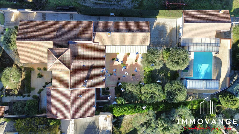 Maison traditionnelle - 311 m² - 11 pièces