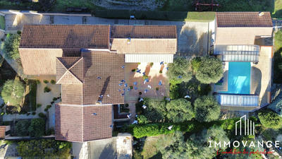 Maison traditionnelle - 311 m² - 11 pièces