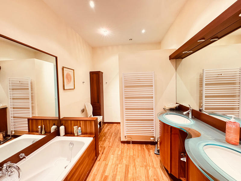 Appartement - 218 m² - 5 pièces