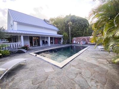 Maison - 220 m² - 9 pièces