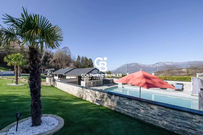 Maison - 280 m² - 10 pièces