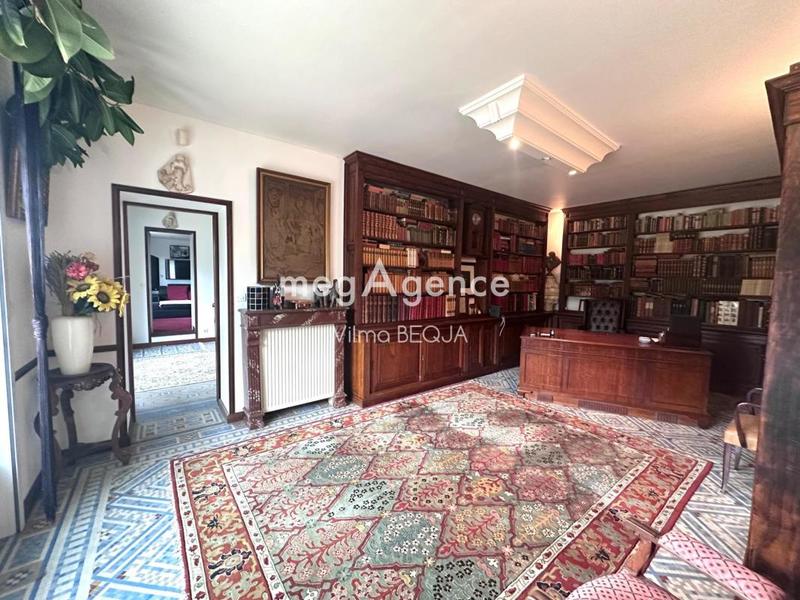 Maison - 220 m² - 7 pièces