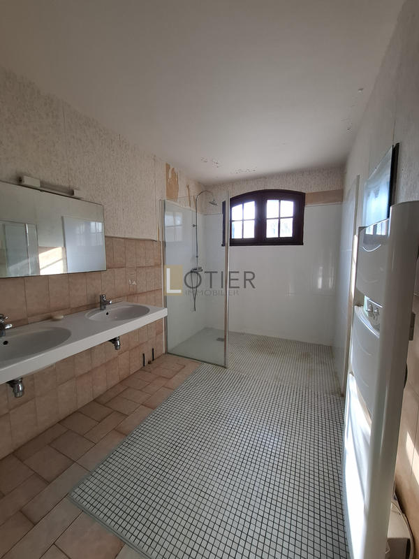 Maison - 220 m² - 7 pièces