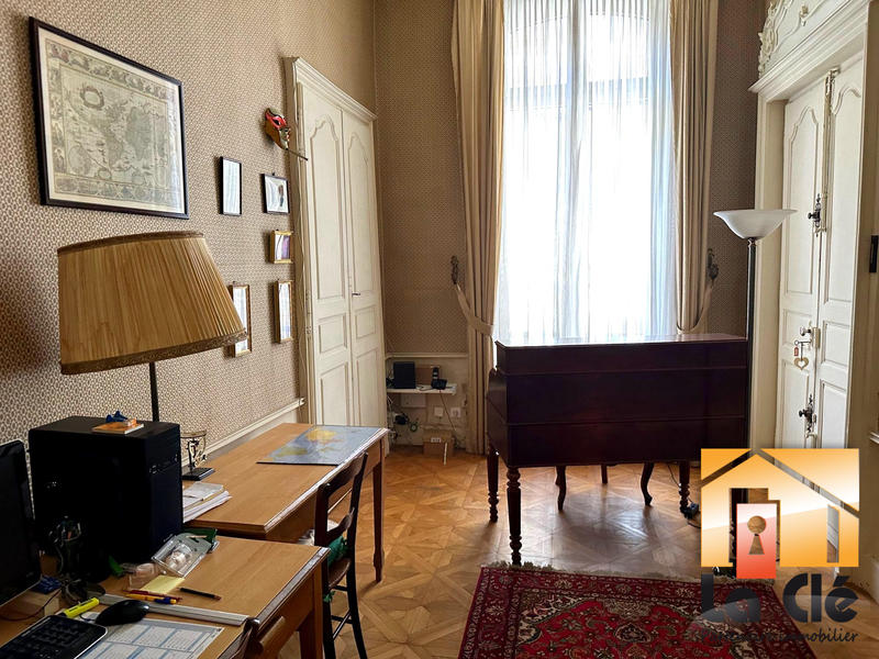 Maison - 410 m² - 10 pièces