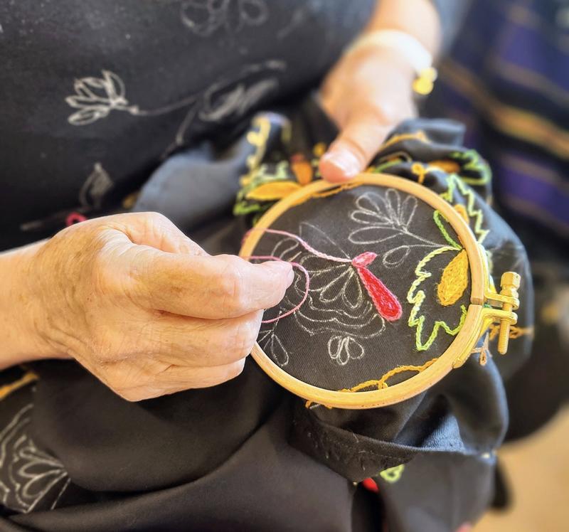 Démonstration de broderie et nouage de franges