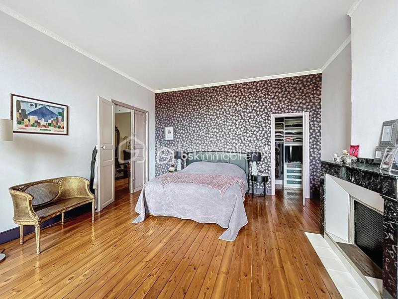 Propriété - 244 m² - 9 pièces