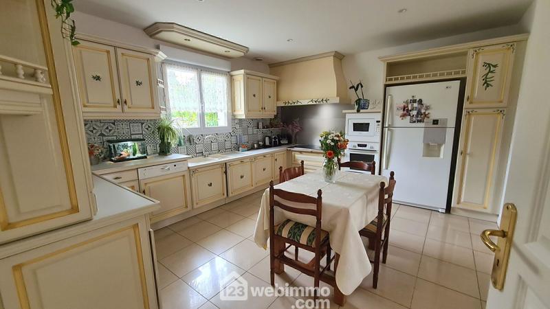 Maison - 230 m² - 8 pièces