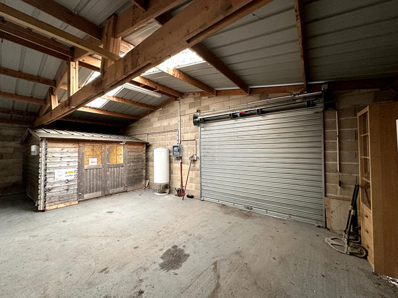 Local d'activité / Entrepôt - 207 m² - 4 pièces