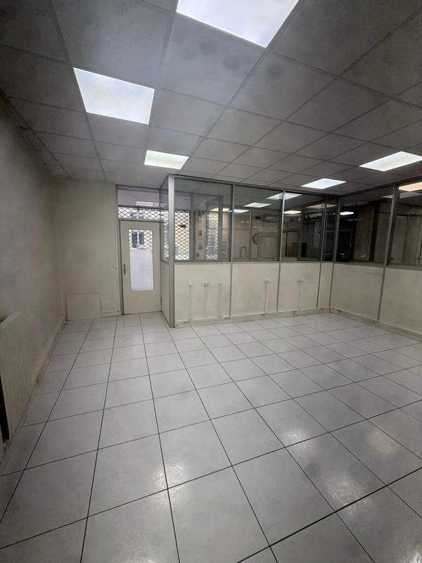 Magasins - 136 m² - 5 pièces