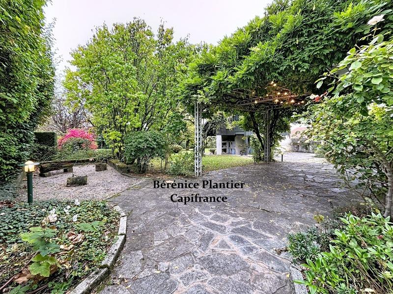 Maison - 246 m² - 7 pièces