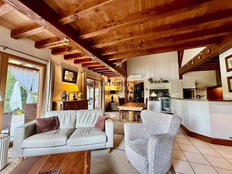 Maison - 208 m² - 11 pièces