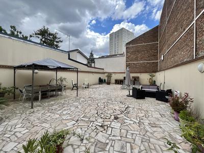 Maison - 230 m² - 10 pièces