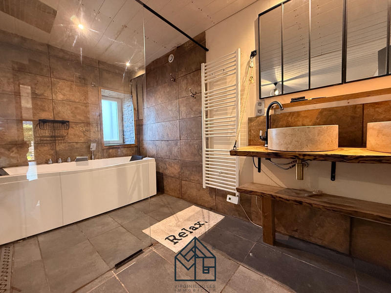 Maison - 242 m² - 7 pièces