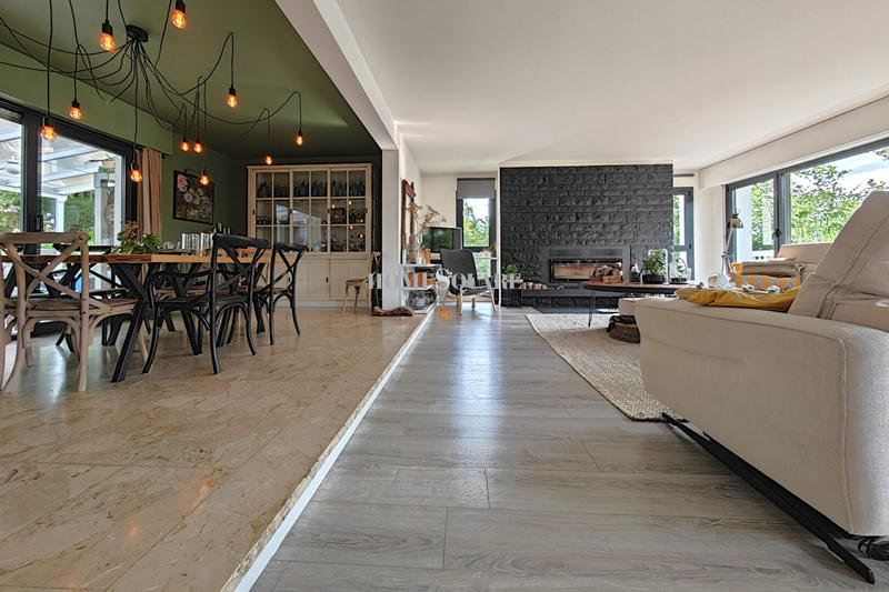 Maison - 300 m² - 8 pièces