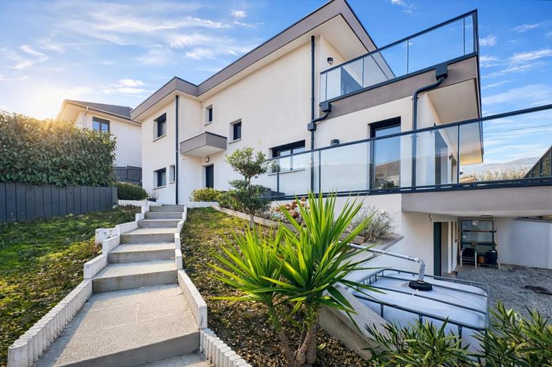 Maison - 215 m² - 9 pièces