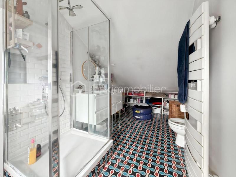 Maison traditionnelle - 220 m² - 8 pièces