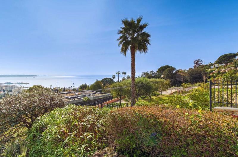 Propriété - 317 m² - 9 pièces