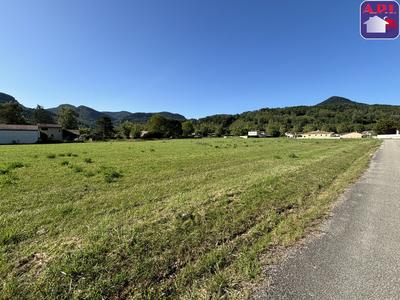 Terrain constructible - 1 045 m²