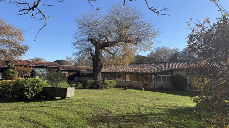 Maison - 235 m² - 7 pièces