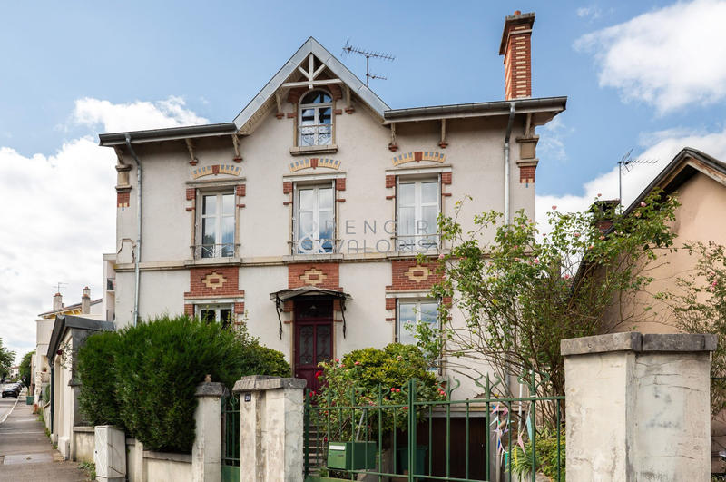 Maison - 239 m² - 8 pièces