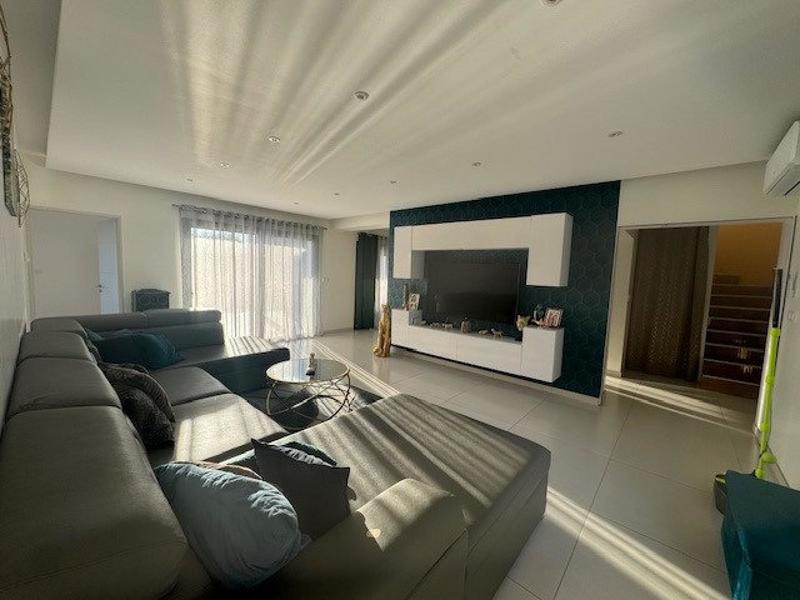 Maison - 225 m² - 10 pièces