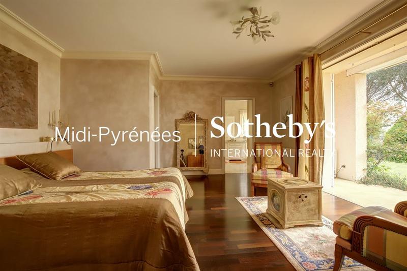 Maison - 355 m² - 10 pièces