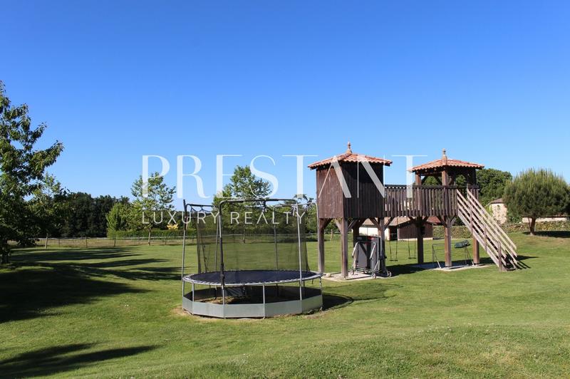 Maison - 421 m² - 10 pièces