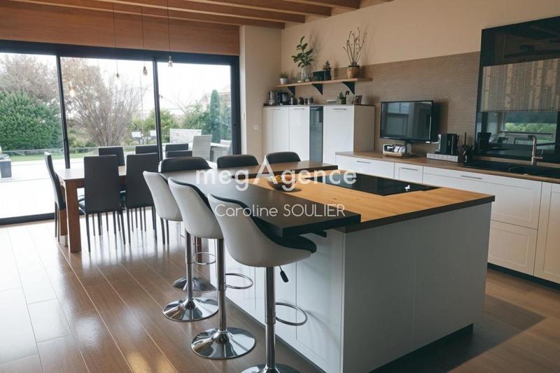 Maison - 385 m² - 13 pièces