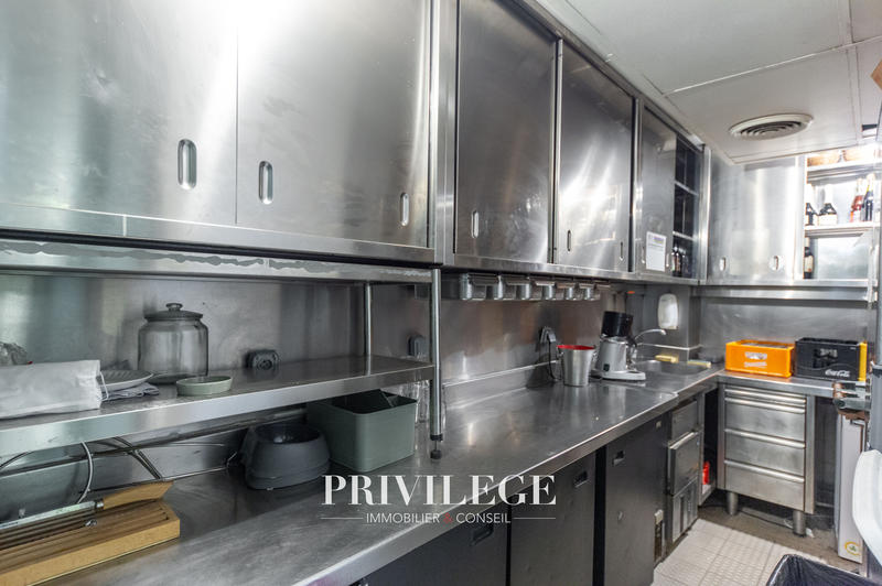 Fonds de commerce - Magasins - 220 m²