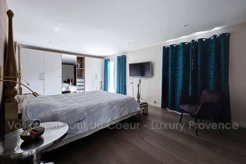 Propriété - 360 m² - 10 pièces