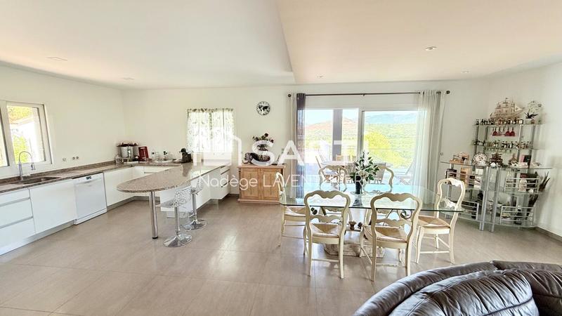 Maison - 238 m² - 9 pièces