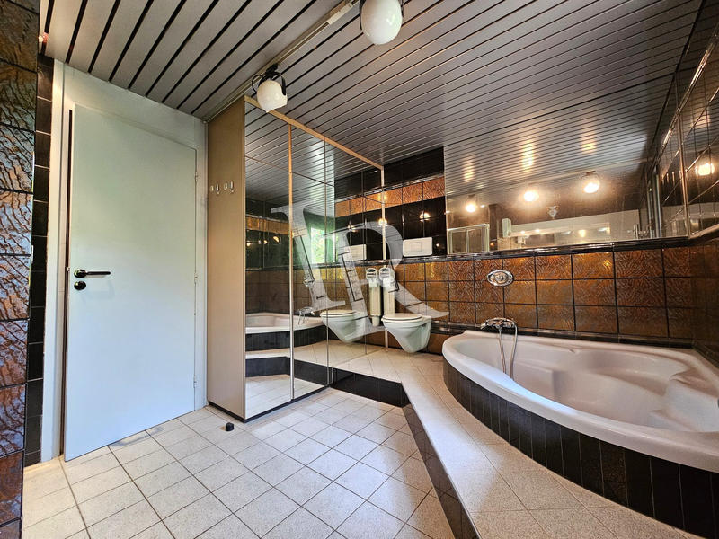 Maison - 286 m² - 8 pièces