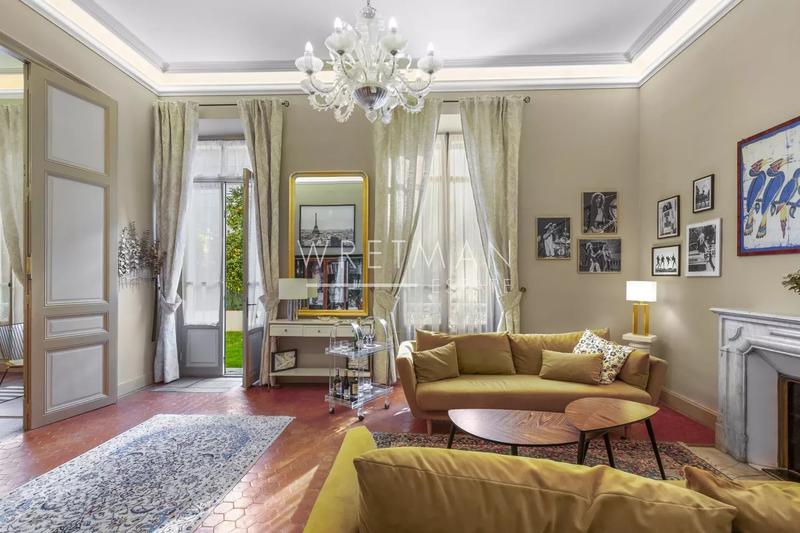 Villa - 242 m² - 9 pièces