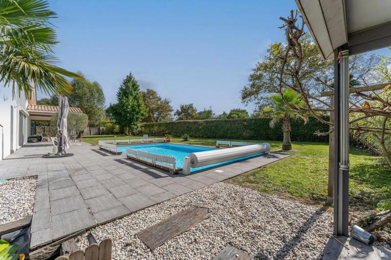 Propriété - 215 m² - 9 pièces