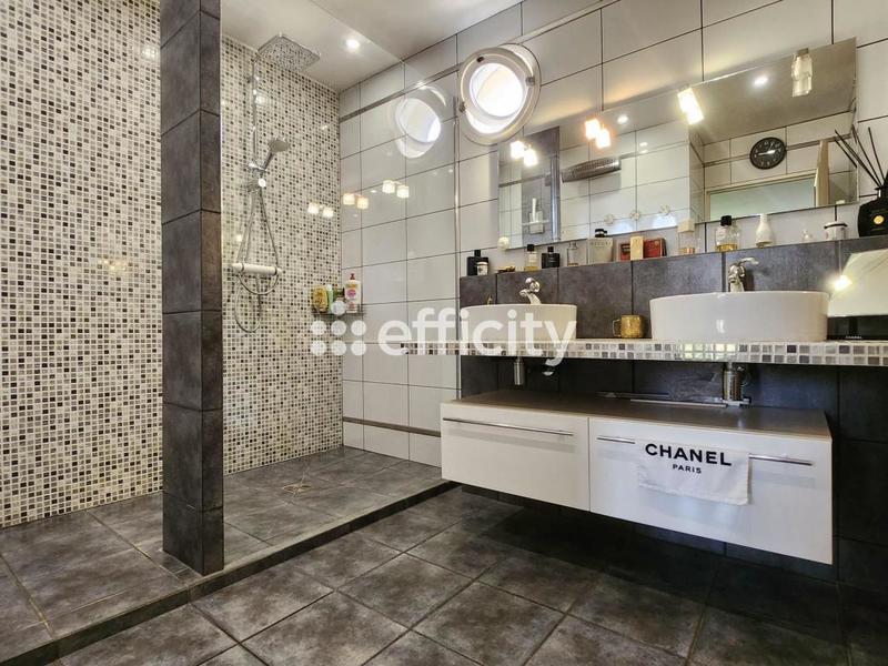 Pavillon - 167 m² - 7 pièces