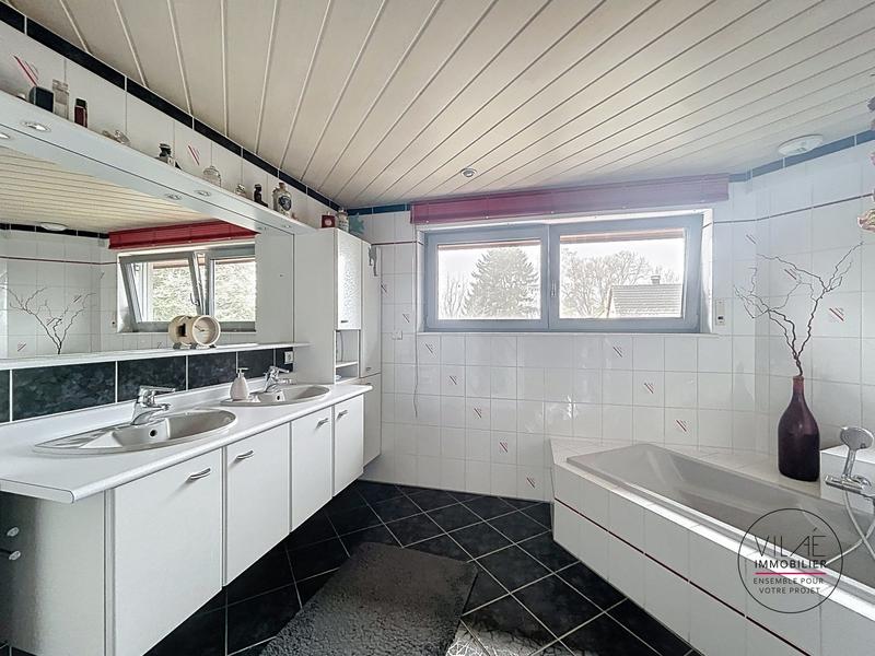 Maison - 235 m² - 8 pièces