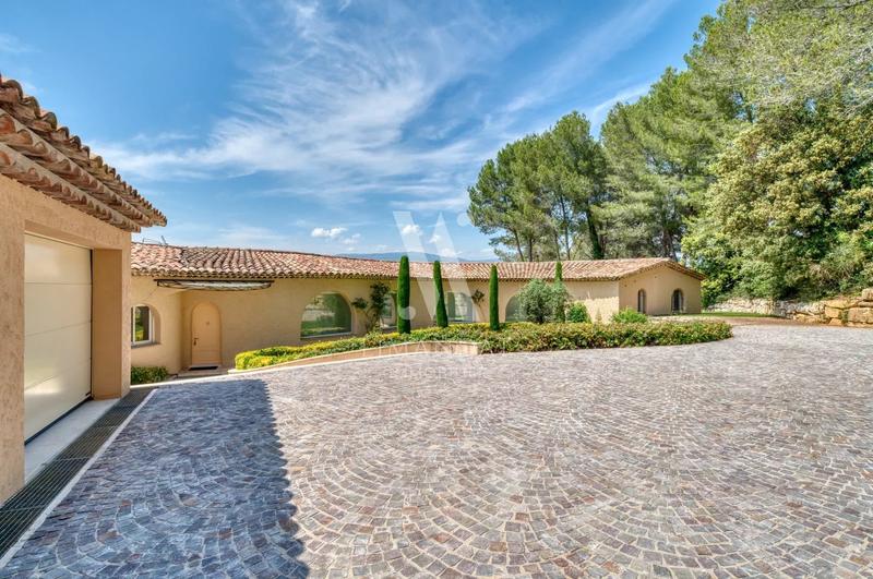 Villa - 646 m² - 10 pièces