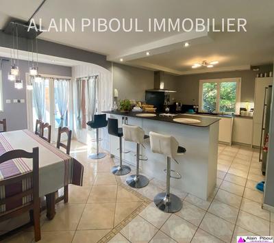 Maison traditionnelle - 160 m² - 8 pièces