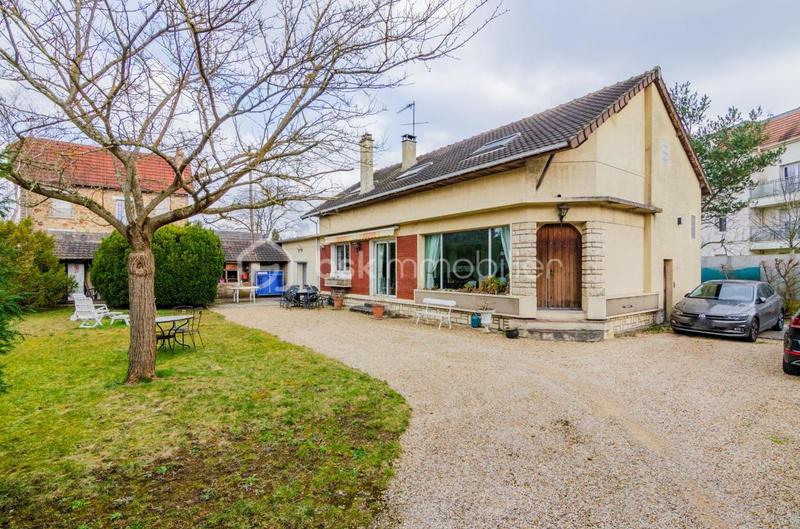 Maison - 204 m² - 7 pièces