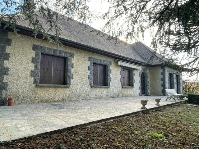 Maison traditionnelle - 185 m² - 8 pièces