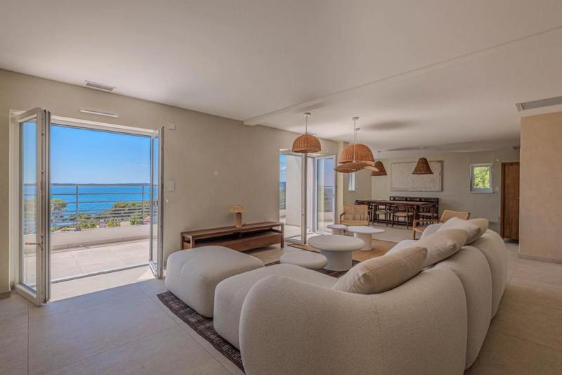 Maison - 231 m² - 7 pièces