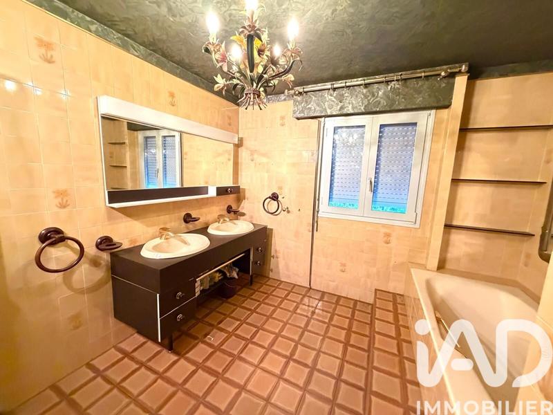 Maison - 222 m² - 7 pièces