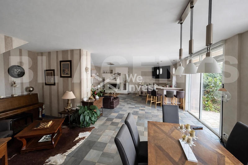 Maison - 240 m² - 8 pièces