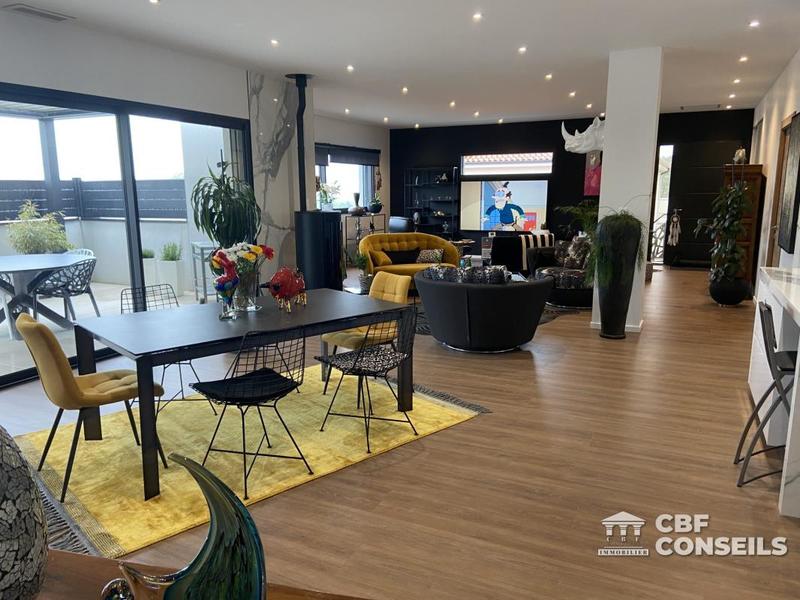 Maison - 247 m² - 7 pièces