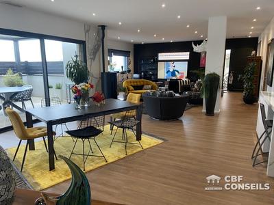 Maison - 247 m² - 7 pièces