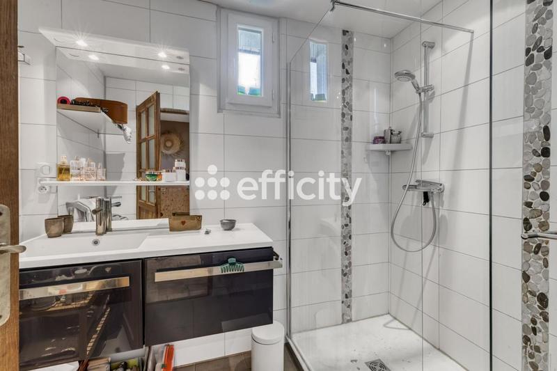 Maison - 228 m² - 9 pièces